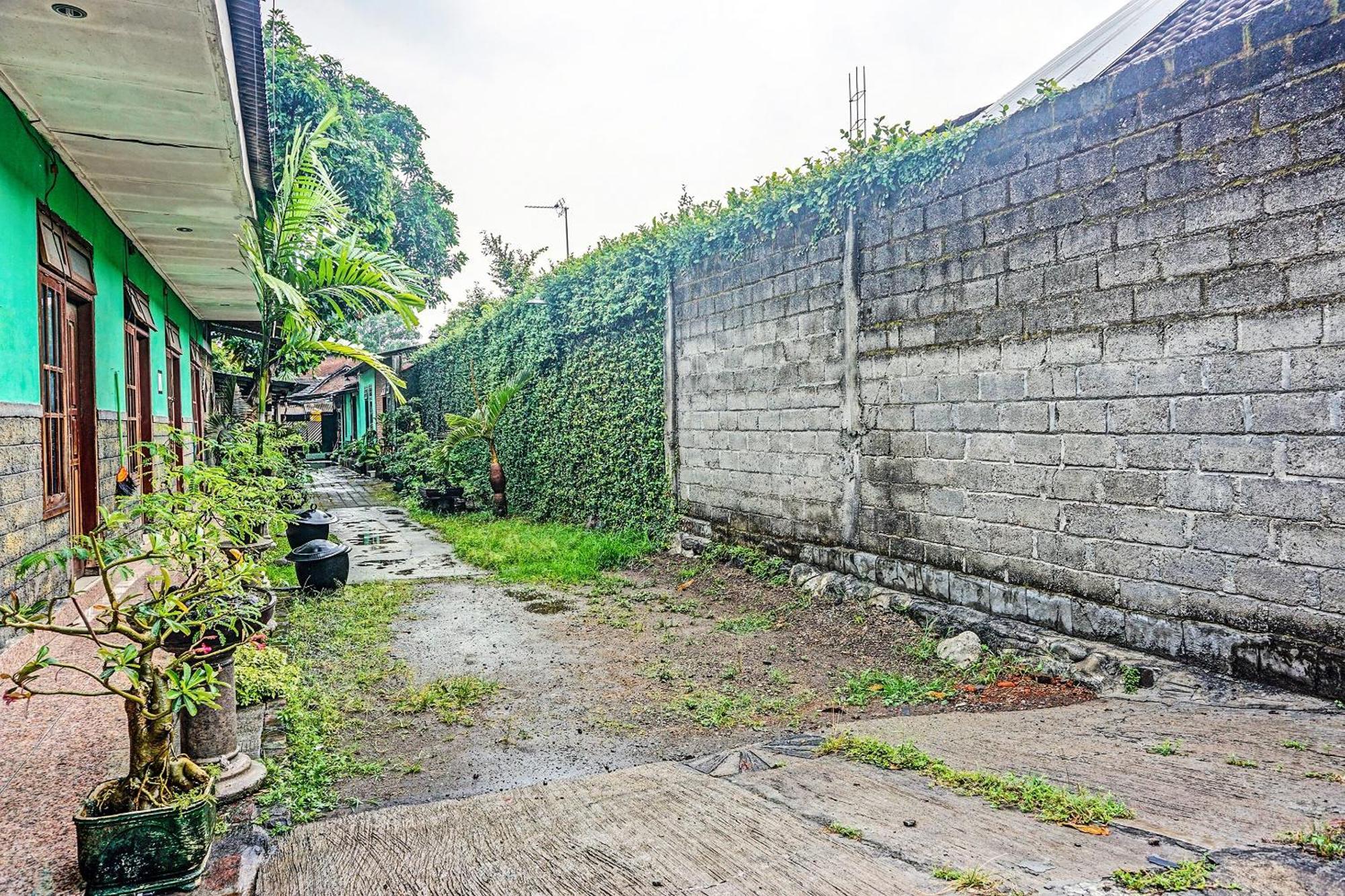 Oyo 91697 Nyaman Homestay Syariah Pare Eksteriør bilde