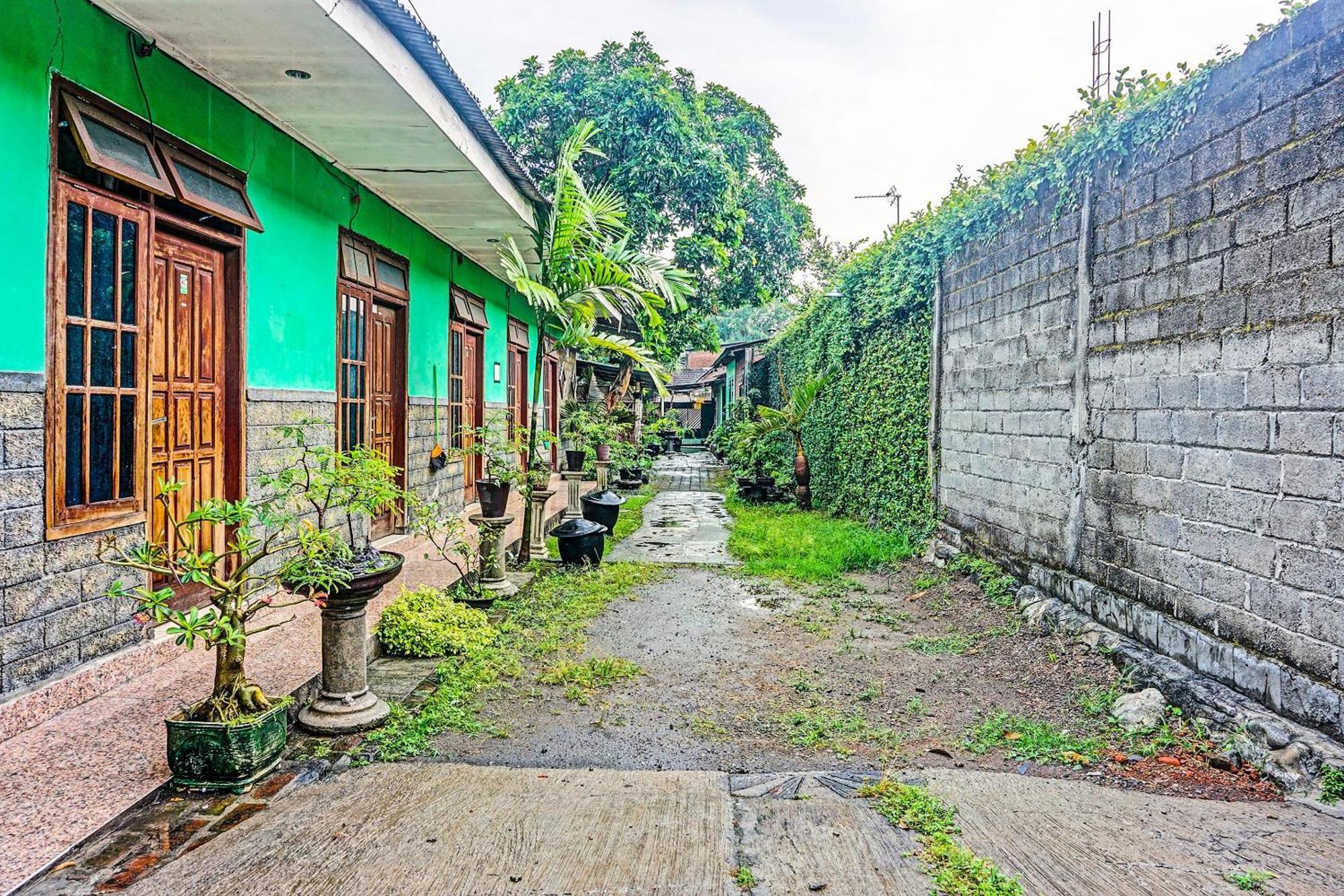 Oyo 91697 Nyaman Homestay Syariah Pare Eksteriør bilde